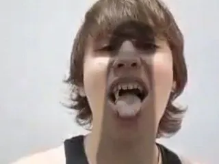 САШКА НАУМОВ