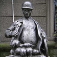 Памятник говну.
